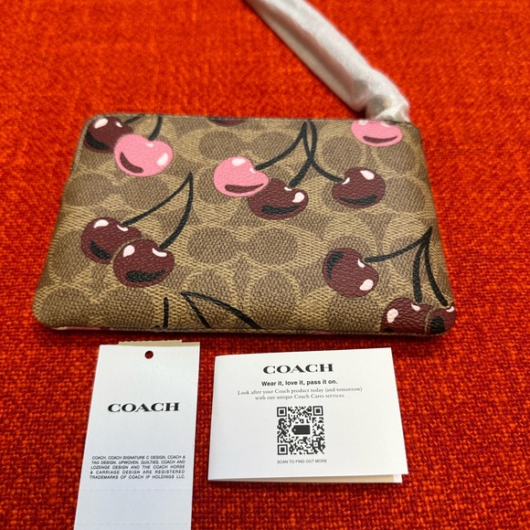 ❤️❤️❤️NEW Coach Cherry Print Wristlet/wallet ❤️❤️ ❤️ - Picture 4 of 7